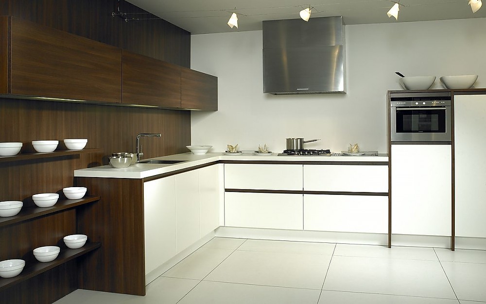 L-Form-Küche Luxio MX in Weiß und dunklem Holz